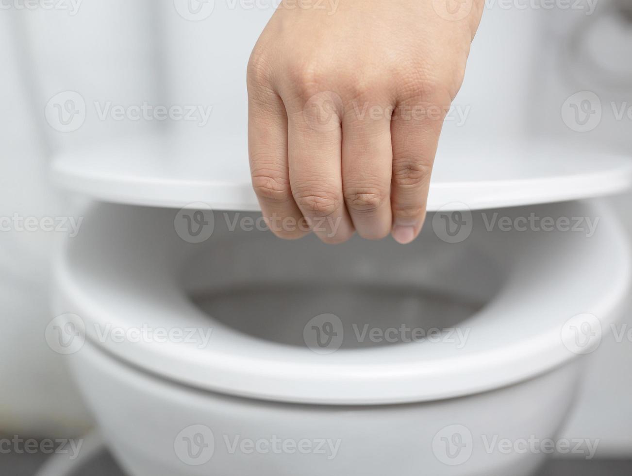 Toilettenschüssel oder Toilettenspülung in Ihrem Haus oder Badezimmer foto