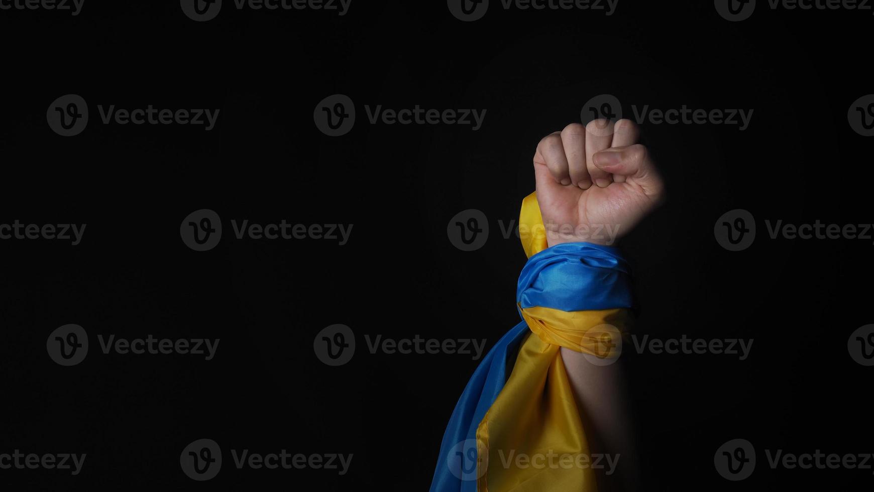 russische flagge und ukraine-flagge in den händen, die symbol des kampfkrieges zeigen foto