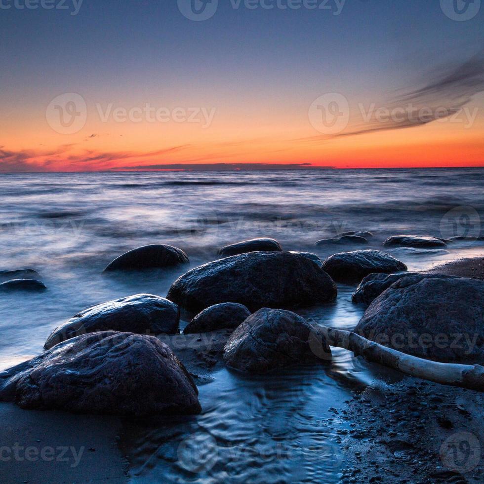Sonnenuntergang Vecteezy bei Stock-Photo 14980930 Ostsee der an bei Steine der Küste