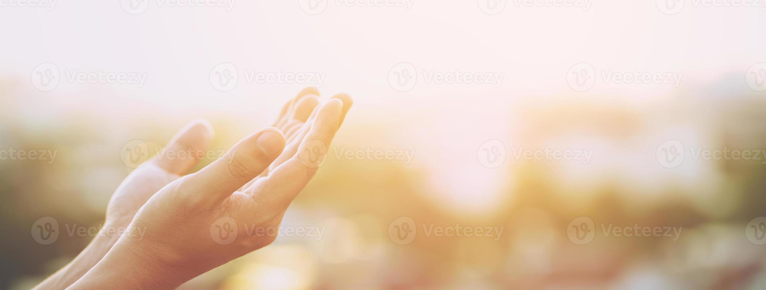 betender Mann, der auf Besserung hofft. Gott um Glück, Erfolg, Macht der Religion, Glauben, Anbetung bitten. Händchen haltend im Gebet zusammengestellt, Konzept Glauben Spiritualität. oder hallo grüßen. foto