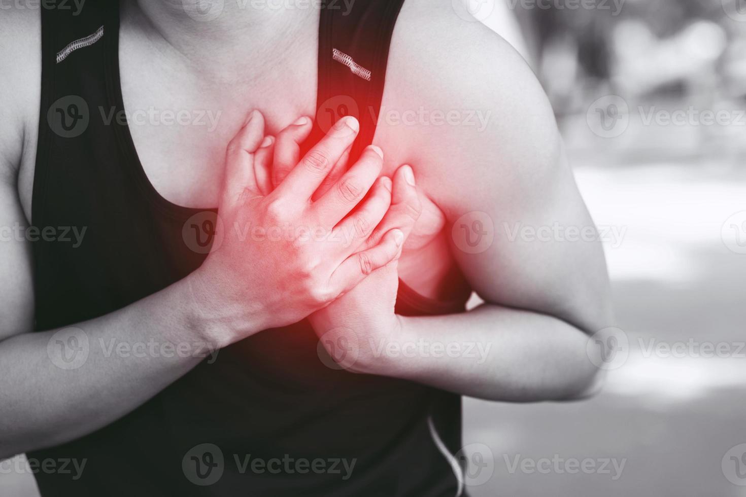 Joggen, Laufsportler, der Schmerzen in der Brust hat, während er Herzinfarkt im Freien schwere Übungen ausübt, führt dazu, dass der Körper Herzkrankheiten schockt. Gesundheitskonzept. Hervorheben der roten Farbe, Schmerz zeigen foto