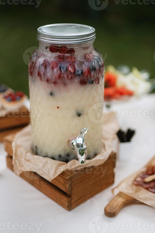 Willkommensbuffet mit Alkohol und Snacks foto