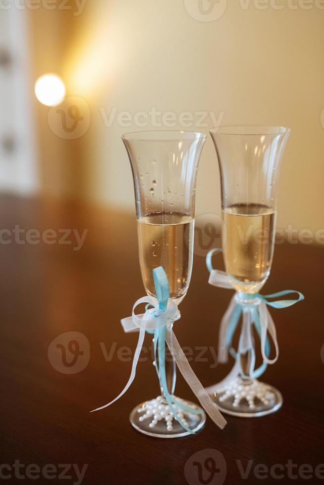Hochzeitsgläser für Wein und Champagner foto