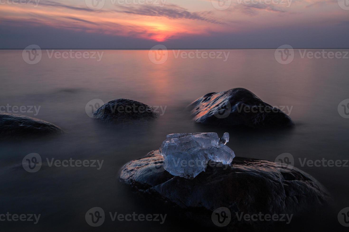 Steine an der Küste der Ostsee bei Sonnenuntergang foto