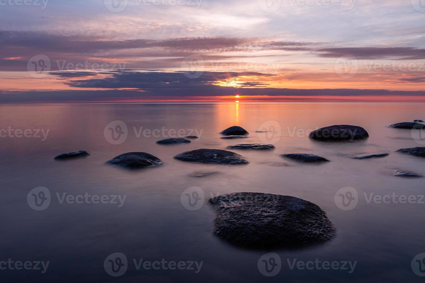 Steine an der Küste der Ostsee bei Sonnenuntergang foto