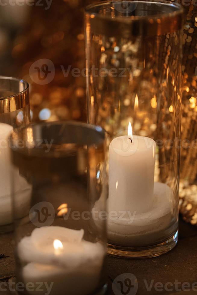 stimmungsvolles Kerzendekor mit Live-Feuer auf dem Bankett foto
