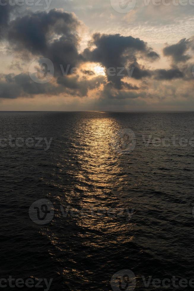 bewölkter meerblick auf die ostsee bei sonnenaufgang foto