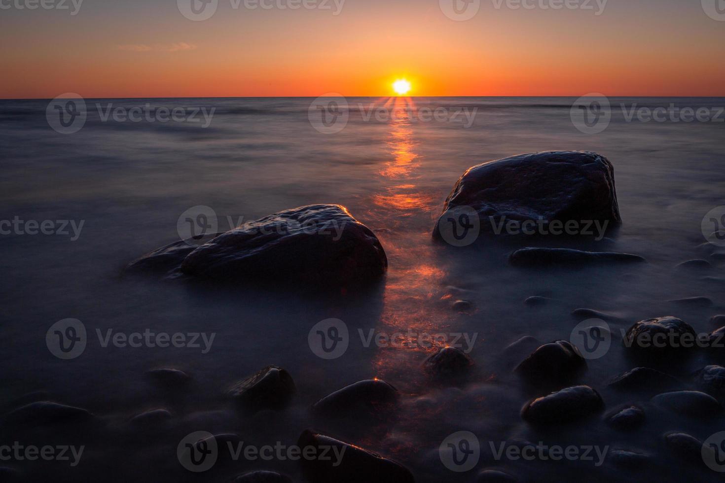 Steine an der Küste der Ostsee bei Sonnenuntergang foto
