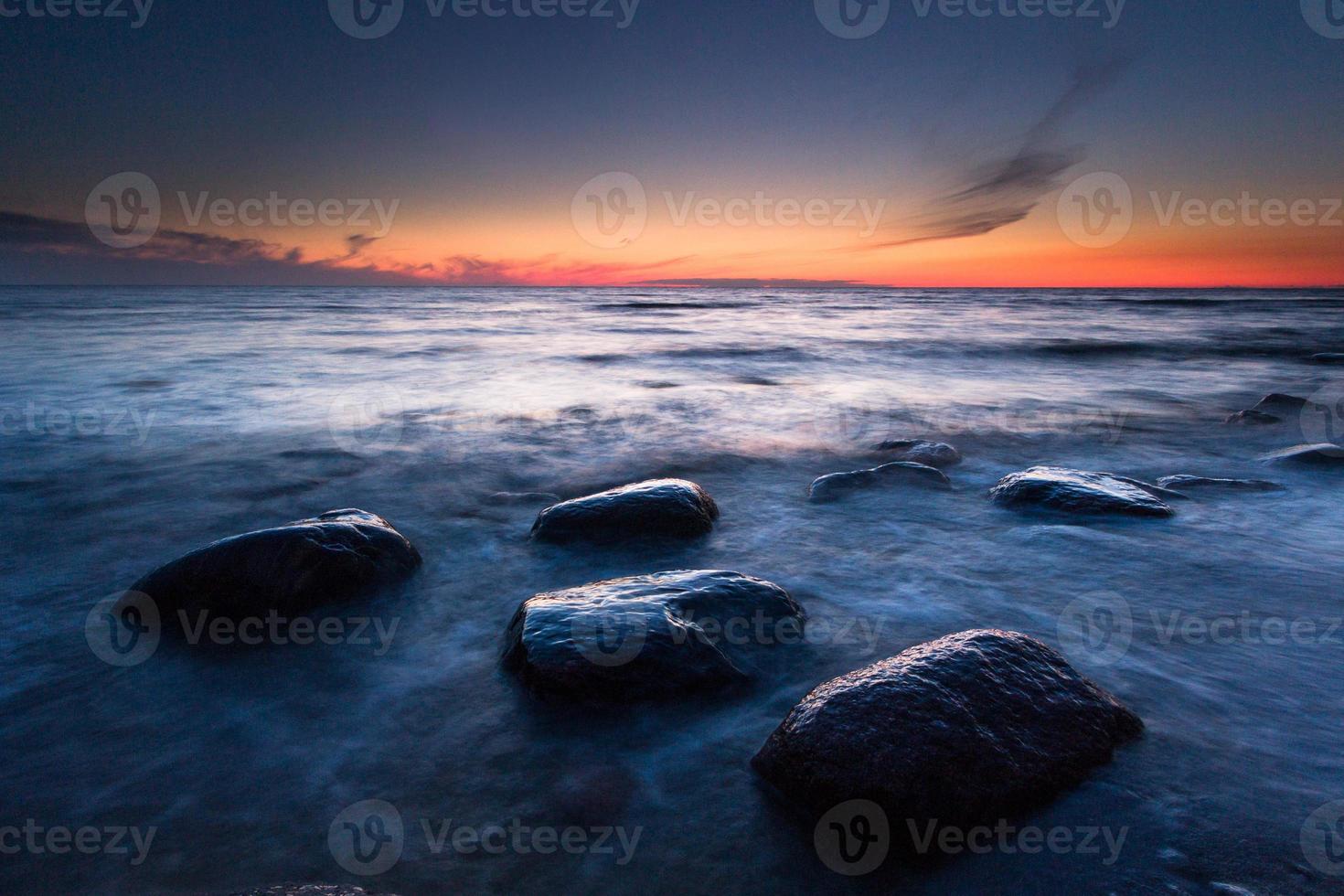 Steine an der Küste der Ostsee bei Sonnenuntergang foto