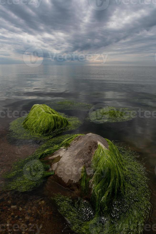 Steine an der Küste der Ostsee bei Sonnenuntergang foto