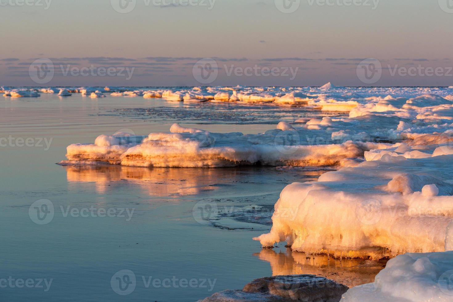 Ostseeküste im Winter mit Eis bei Sonnenuntergang foto