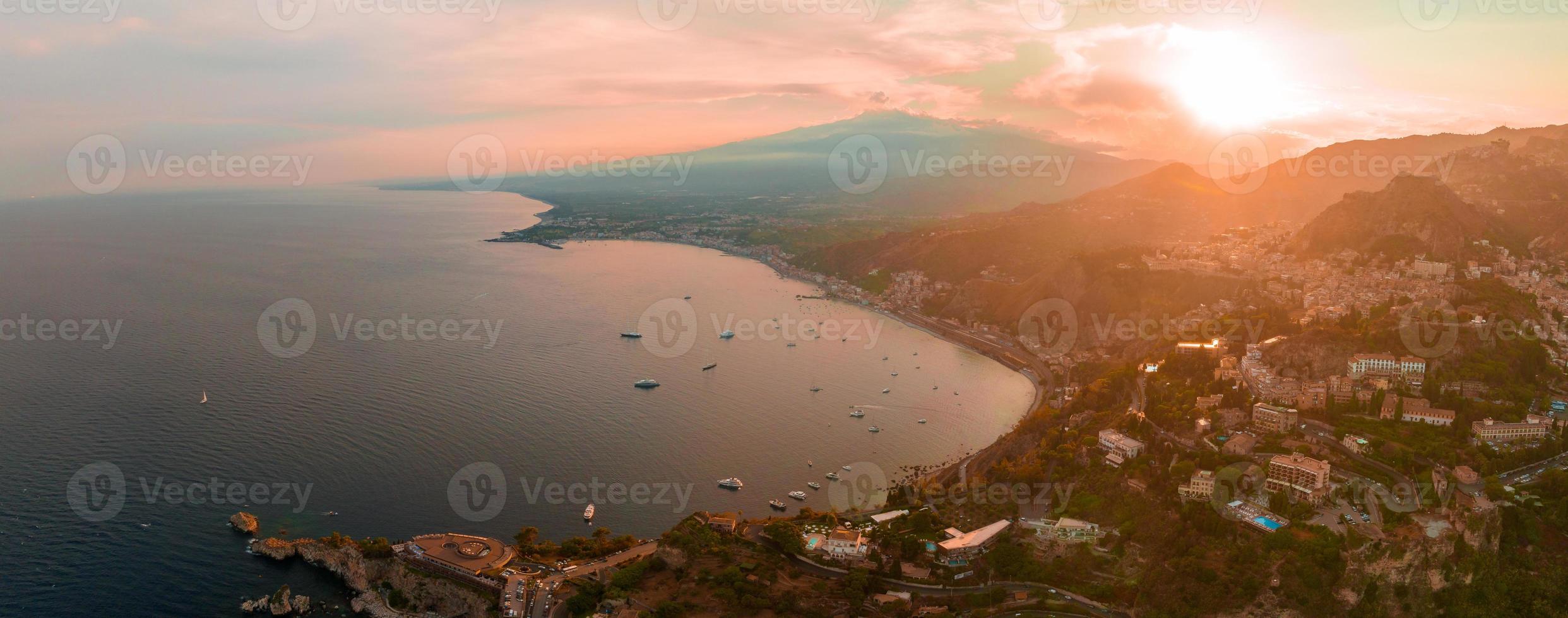 Panoramablick aus der Luft auf den aktiven Vulkan Ätna foto