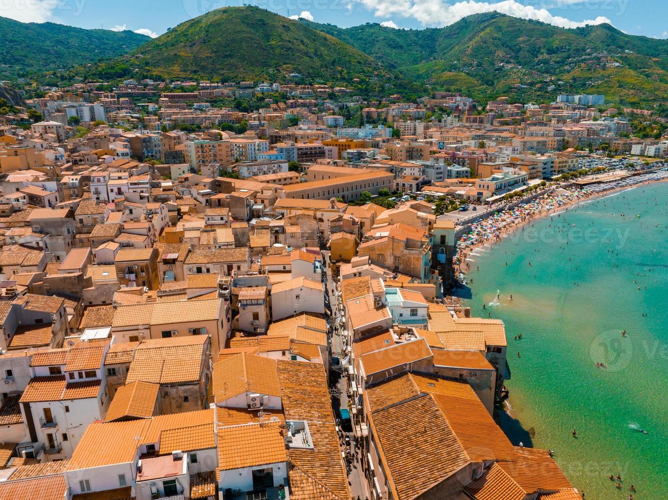 szenische luftaufnahme des cefalu, mittelalterliches dorf der insel sizilien foto