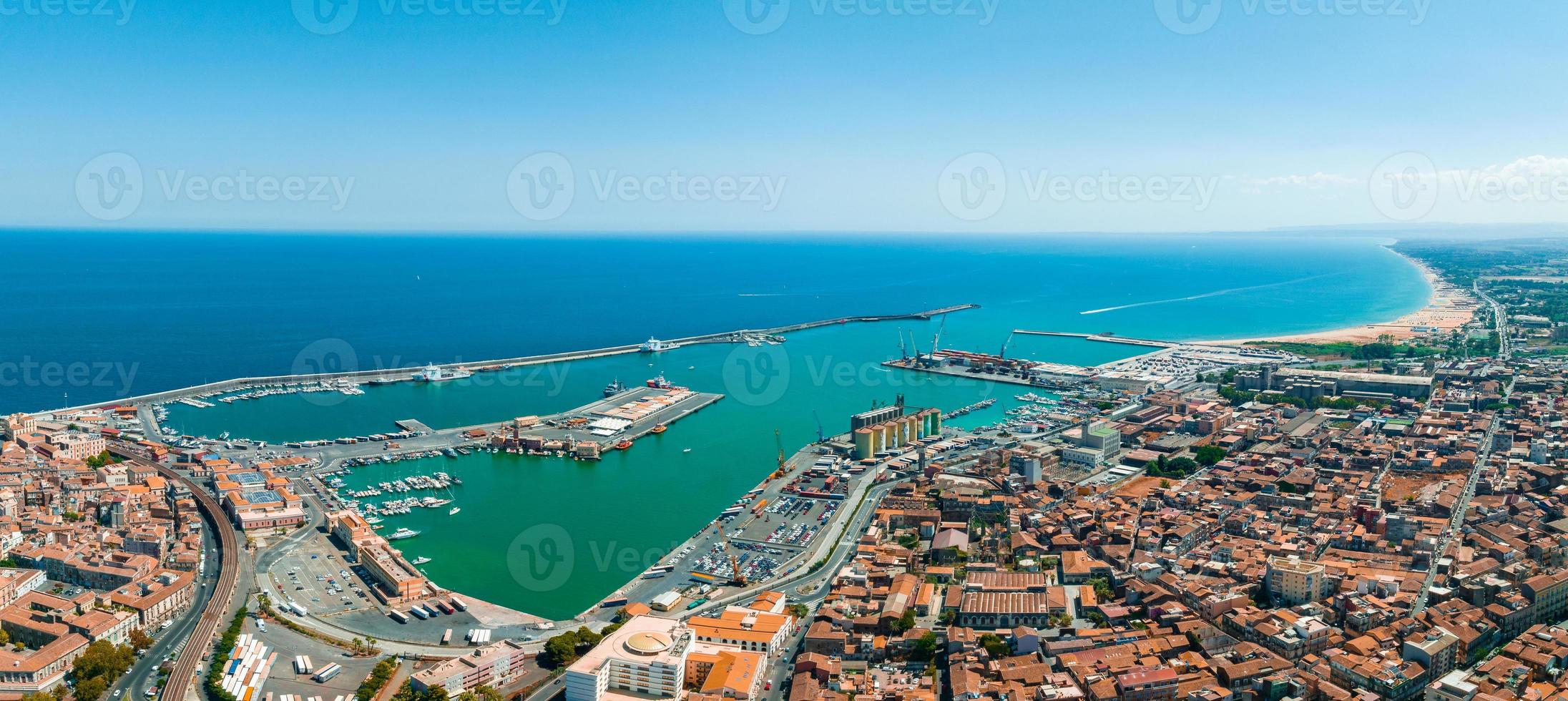 luftbild auf der via etnea in catania. Kuppel von Catania und die Hauptstraße mit dem Hintergrund foto