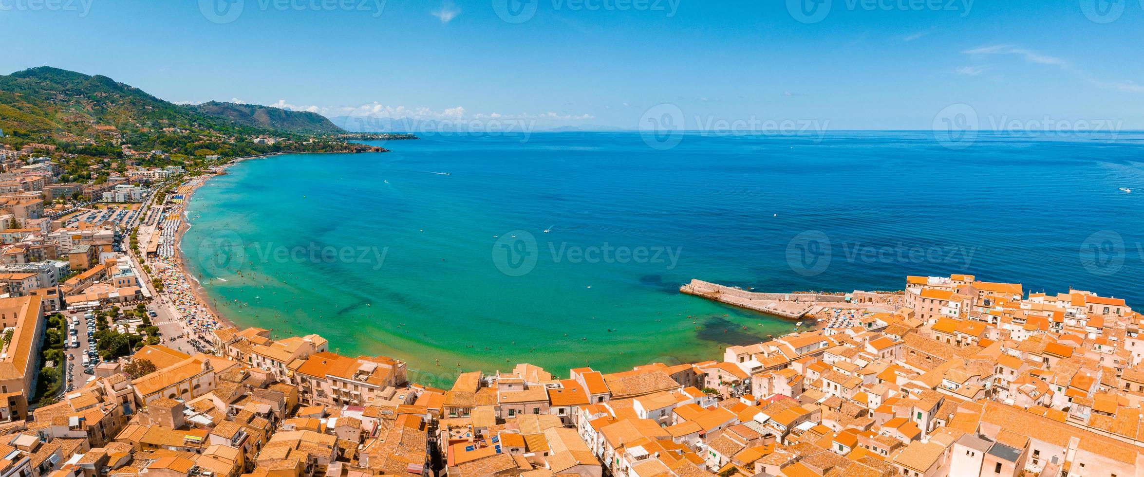 szenische luftaufnahme des cefalu, mittelalterliches dorf der insel sizilien foto