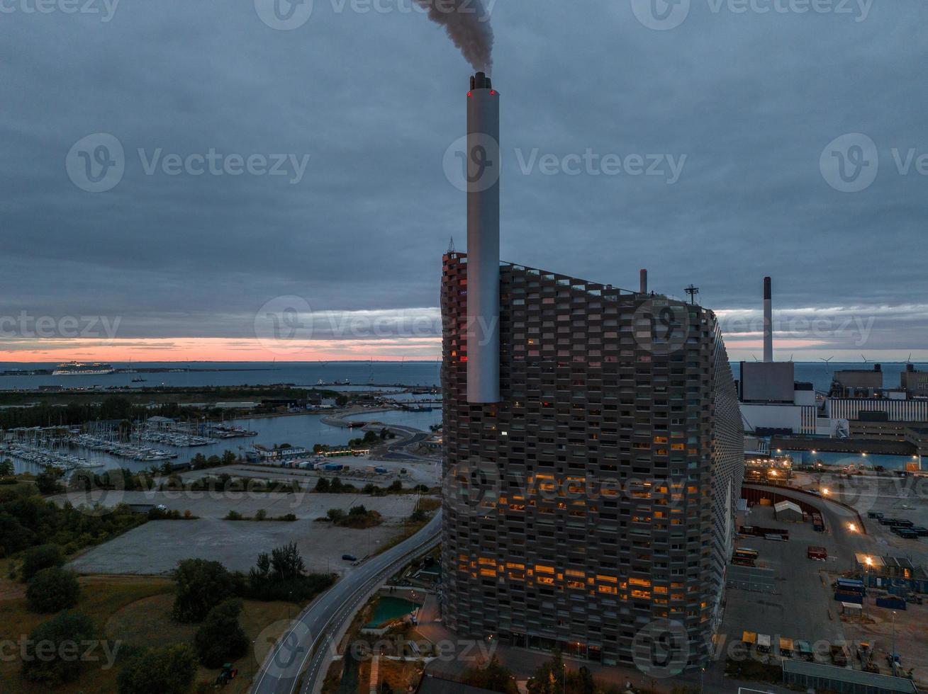 heizkraftwerk und ein sportpark in kopenhagen foto