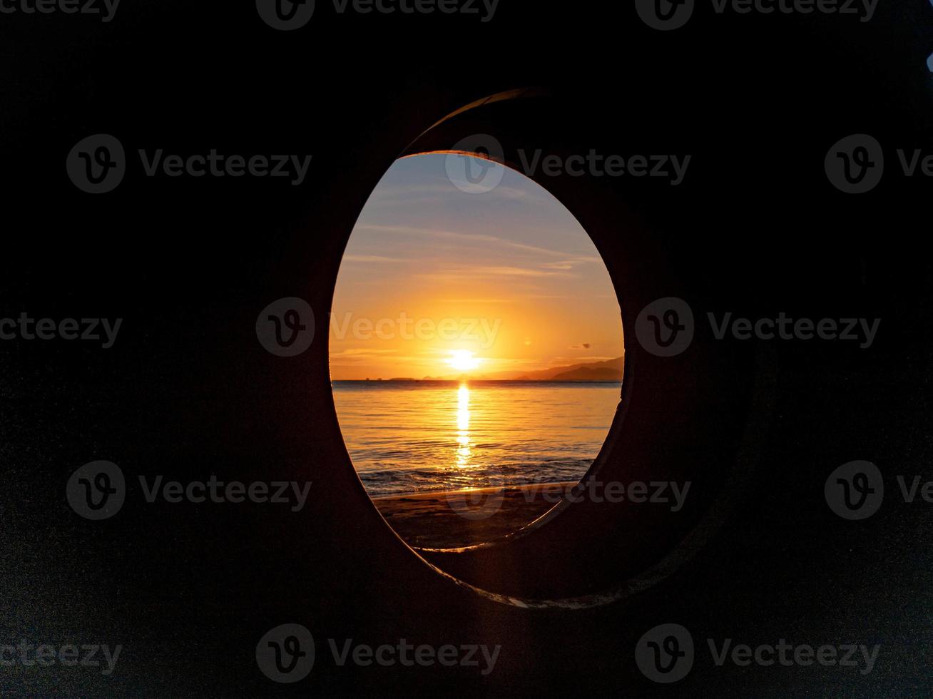 Silhouette von Objekten am Strand bei Sonnenaufgang foto