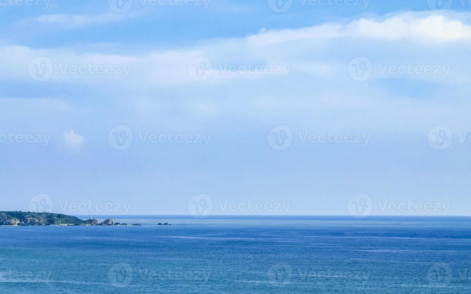 wunderschönes naturpanorama meereslandschaft palmen strand puerto escondido mexiko. foto