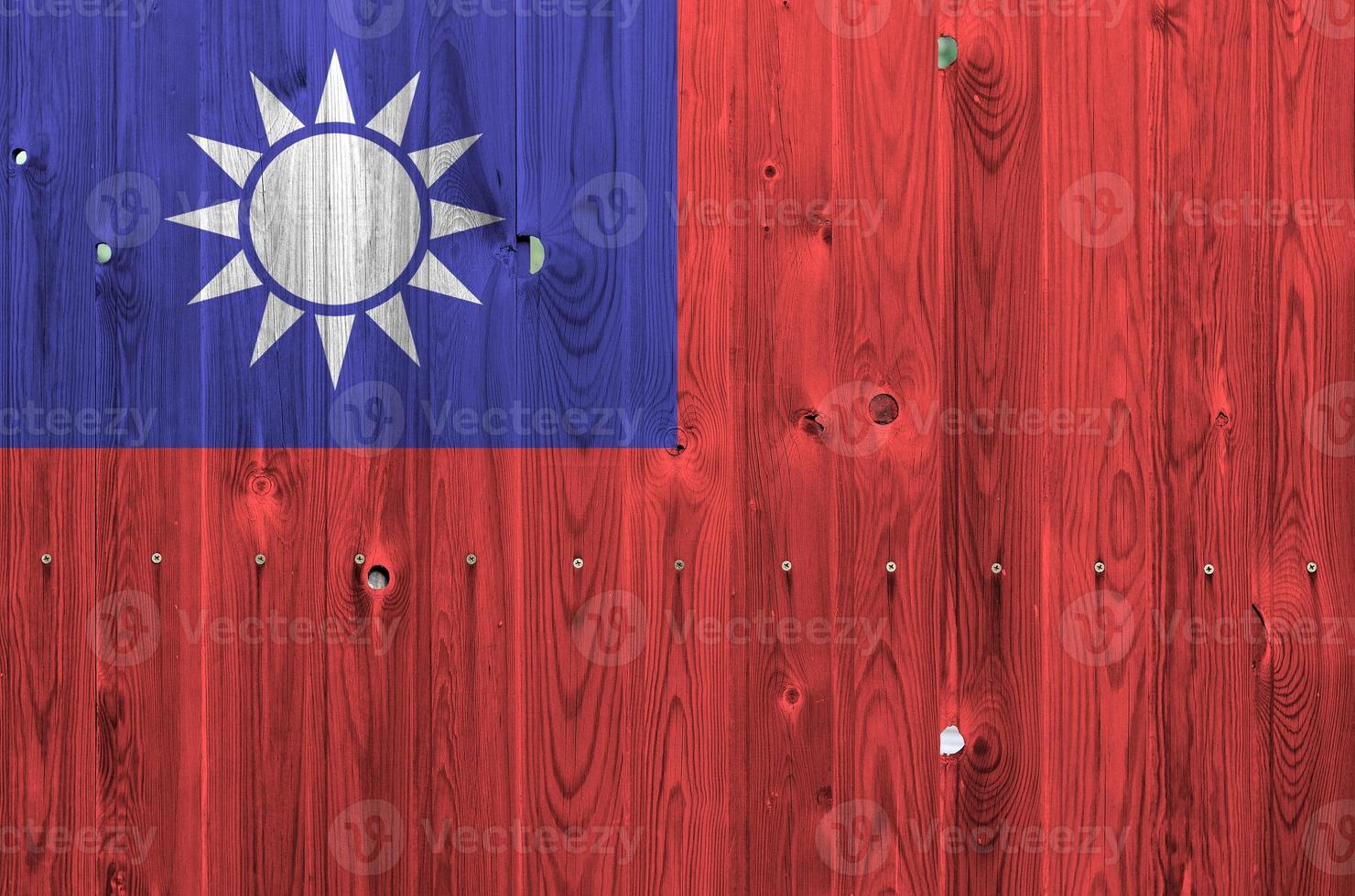 taiwan-flagge in hellen farben auf alter holzwand dargestellt. strukturierte Fahne auf rauem Hintergrund foto