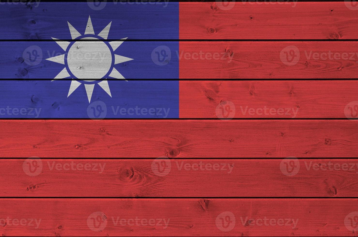 taiwan-flagge in hellen farben auf alter holzwand dargestellt. strukturierte Fahne auf rauem Hintergrund foto