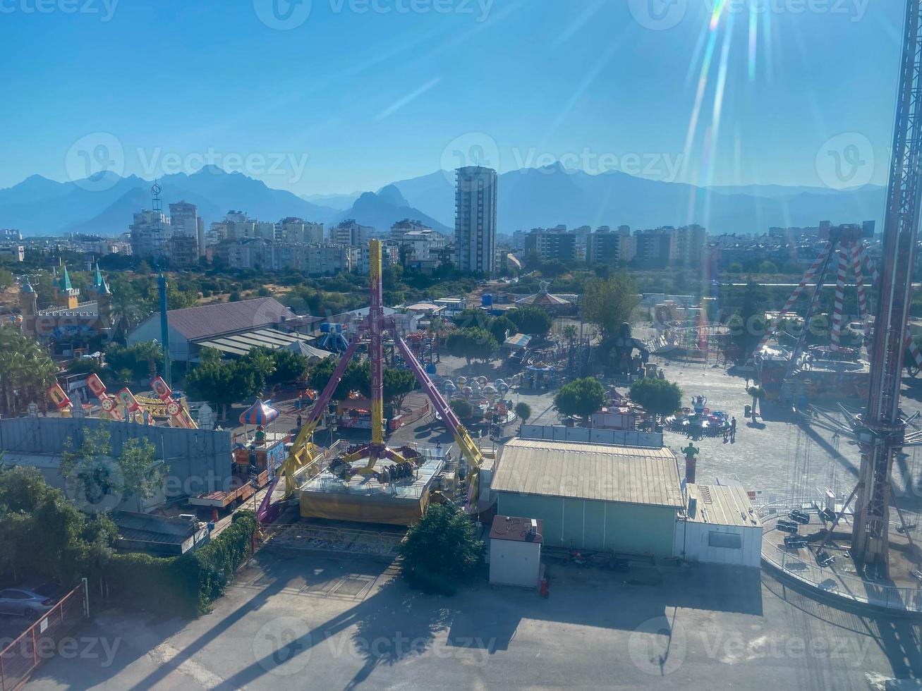 Draufsicht auf den Vergnügungspark mit Riesenrad und Achterbahn foto