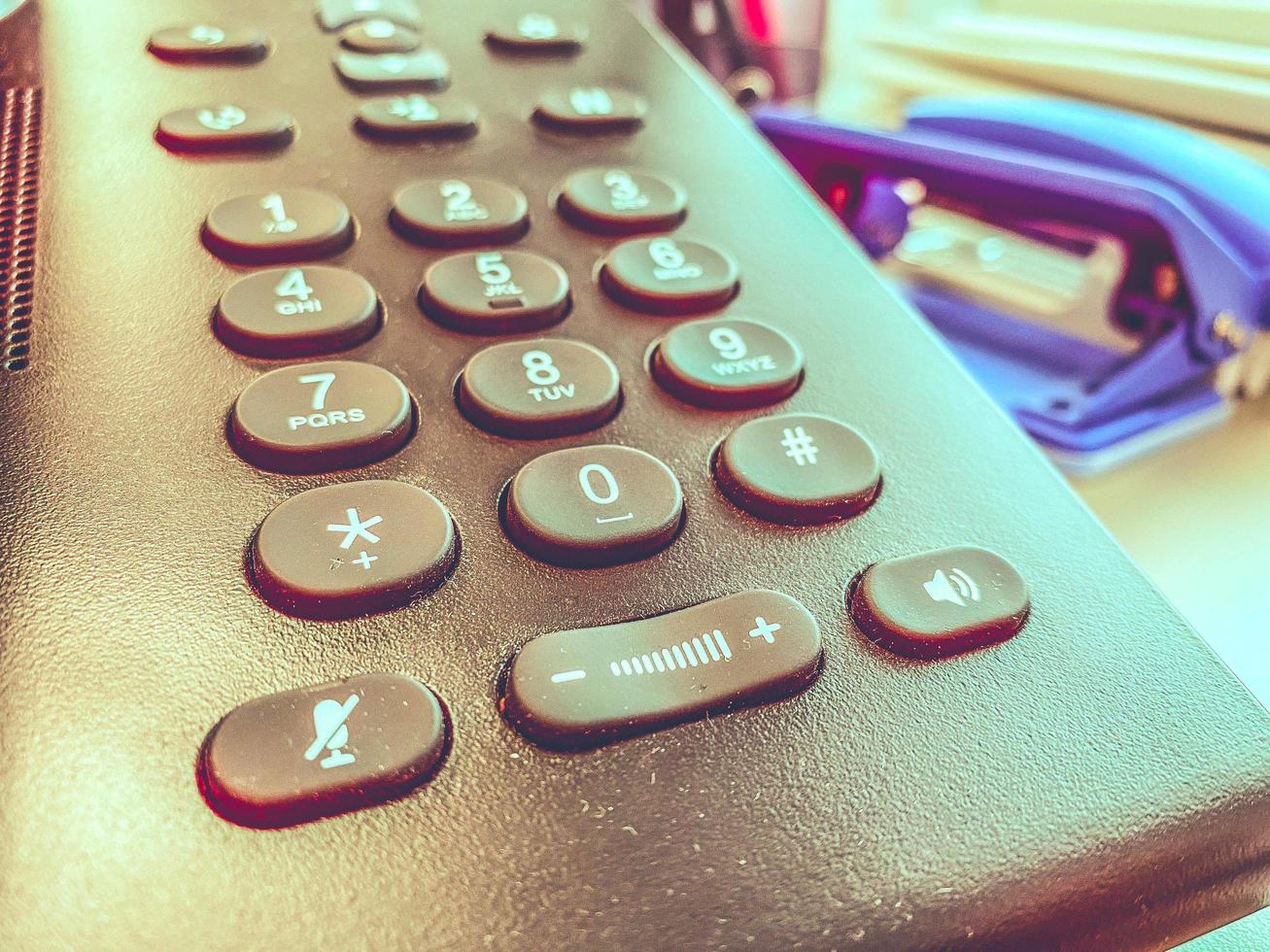 Bürotelefon mit großen Tasten auf Holztisch. foto