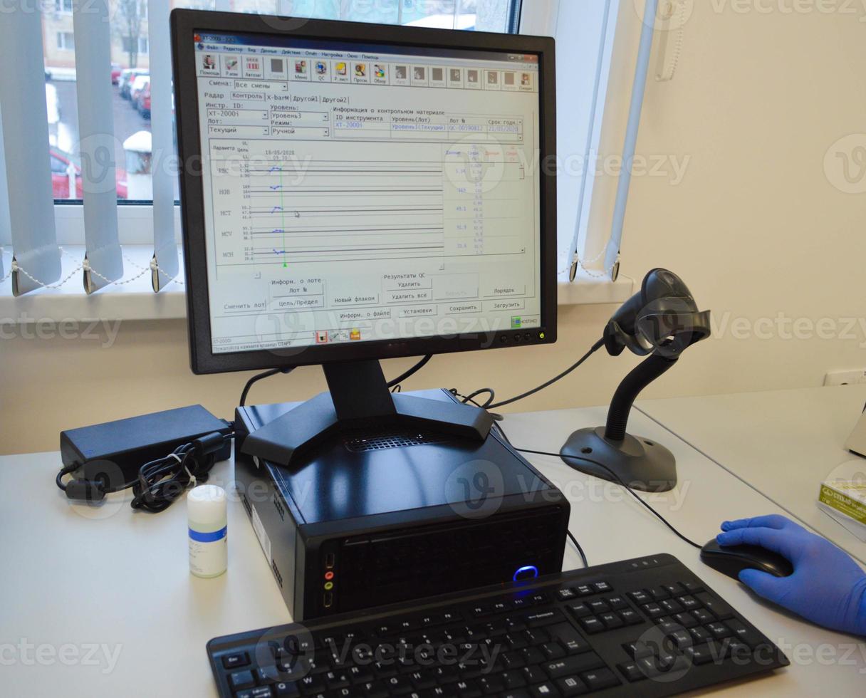 Arzt, der einen speziellen Computer im Büro verwendet stockfoto foto