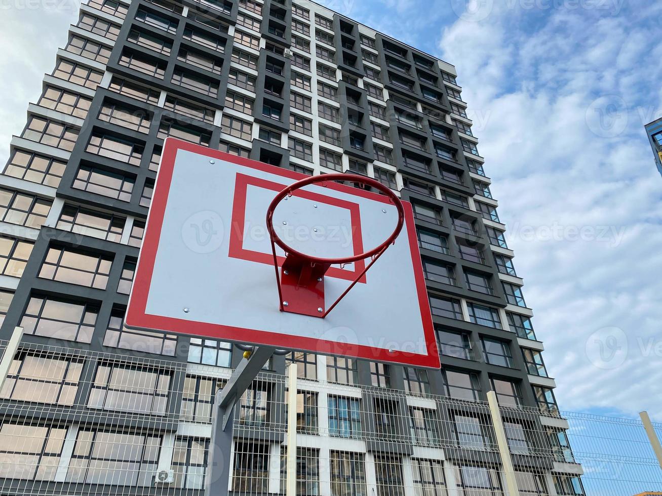 Basketballplatz auf der leeren Straße. für Konzepte wie Sport und Bewegung und gesunde Lebensweise foto