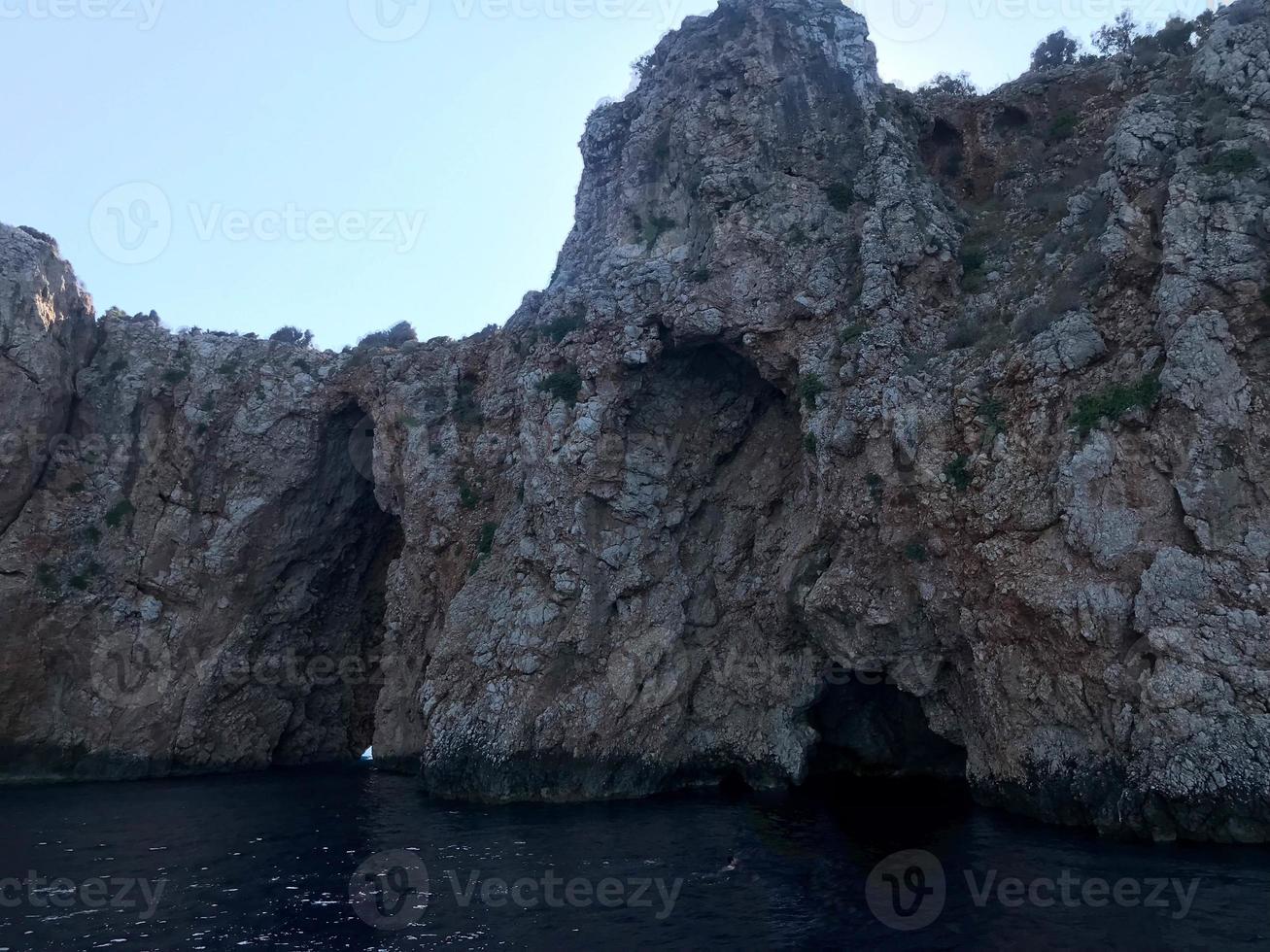 sandboden meerhöhle mit bewegungsunschärfe wasser am leo carrillo state beach in malibu, kalifornien foto