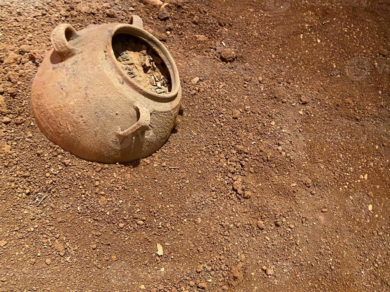 ein griechischer tontopf liegt auf dem weißen sand. weißer feiner sand am strand. Geschirr aus Ton, Draufsicht foto