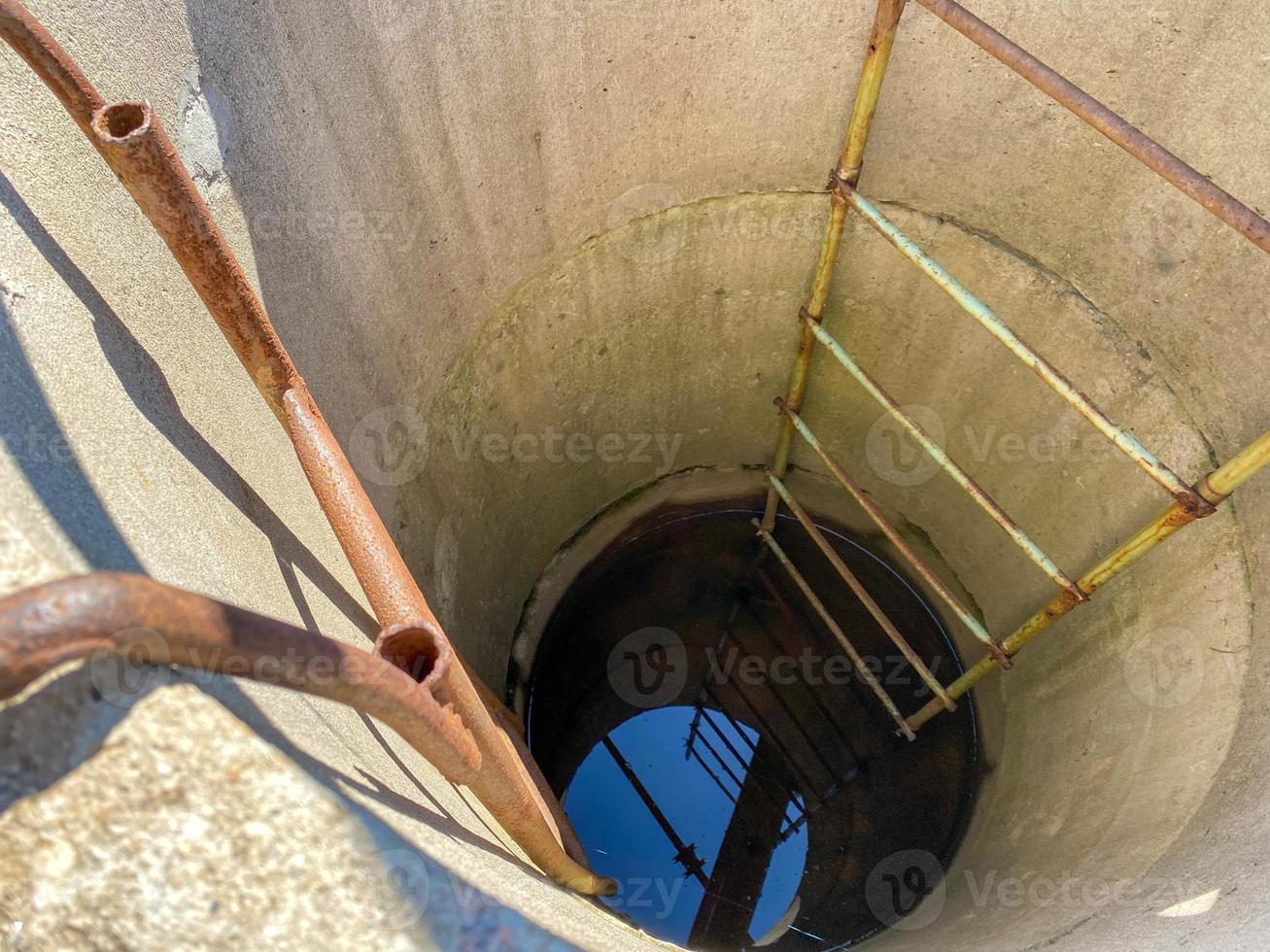 Betonwasserbrunnen mit Deckel auf der Baustelle für Trinkwasserzwecke foto