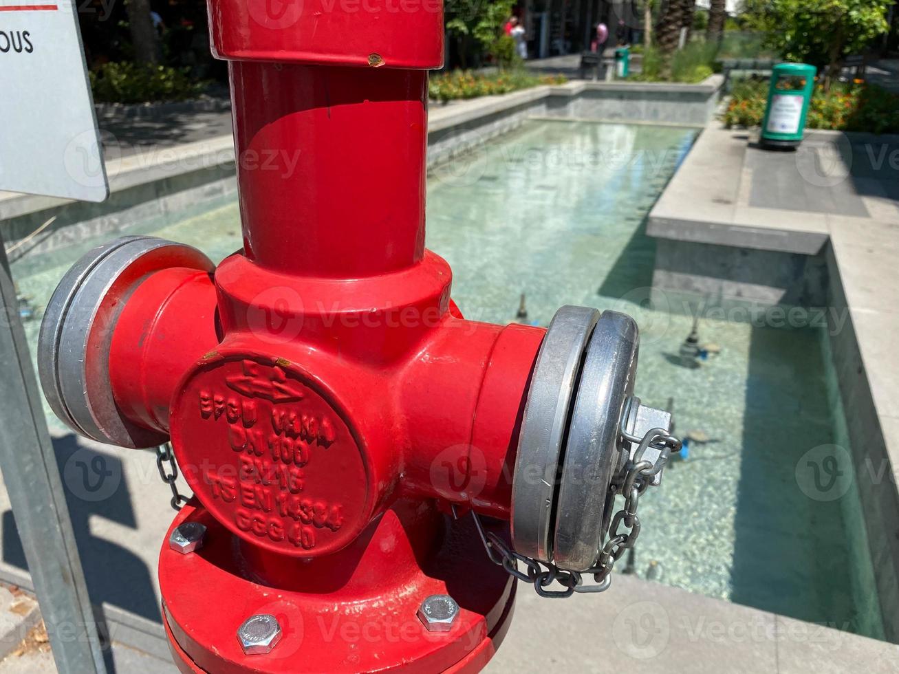 Nahaufnahme Bokeh-Aufnahme eines leuchtend roten Hydranten mit bunten Stadthäusern im Hintergrund foto