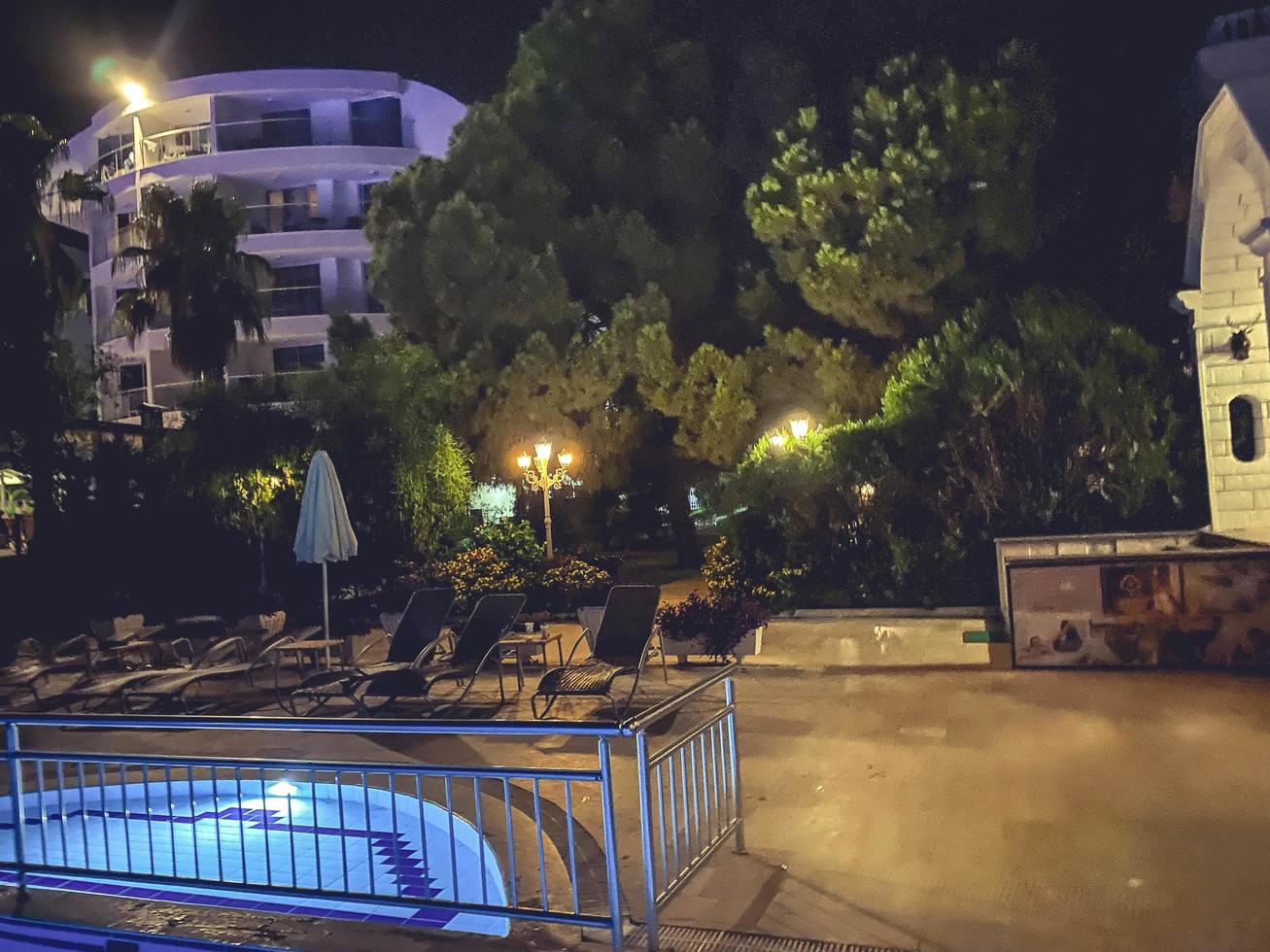 Loungebereich rund um den Pool. Erholung am Wasser im Hotel. großer Bereich des Hotels mit blauem Wasser. Nacht im Hotel. Unterhaltung für Touristen foto