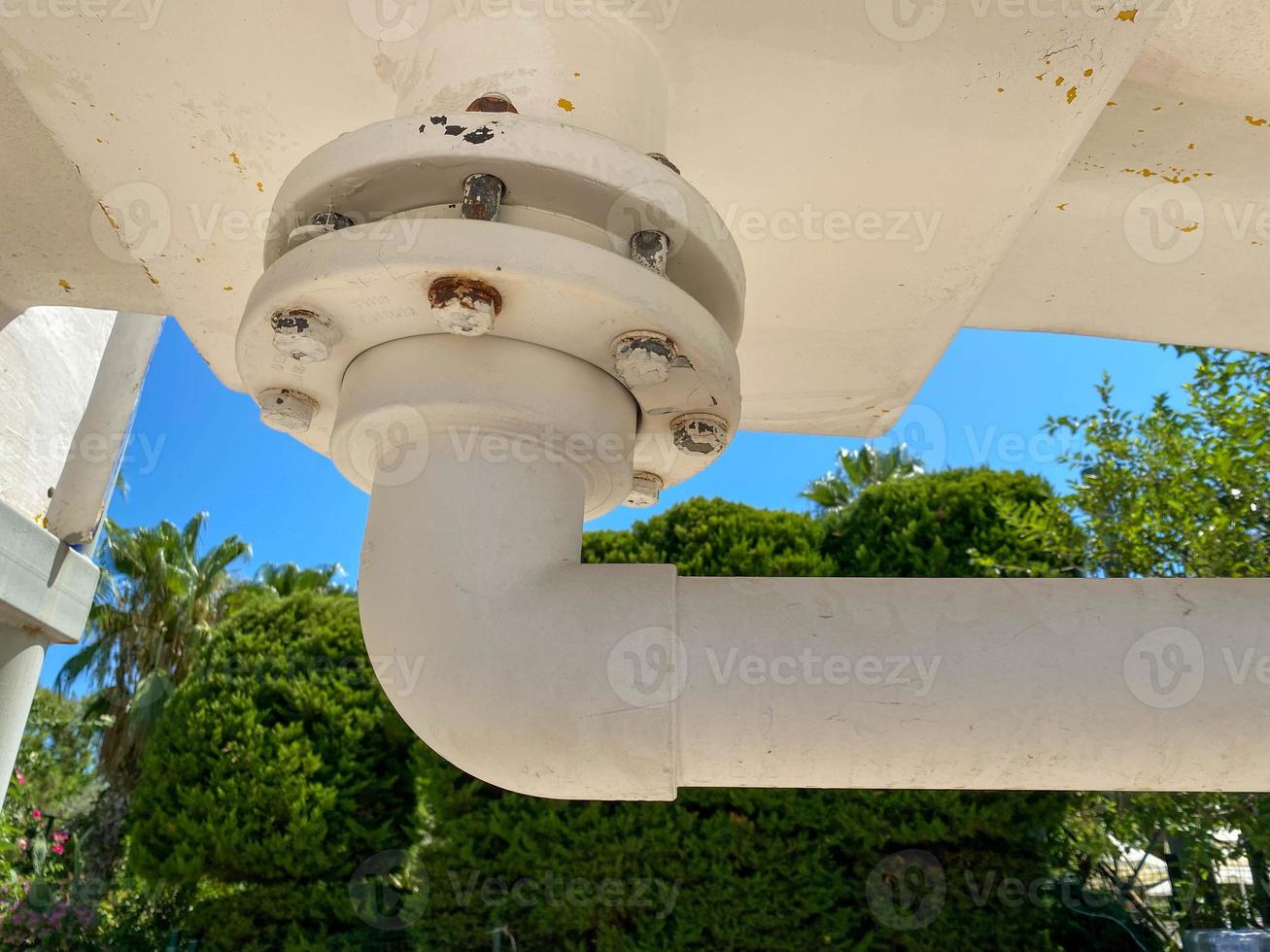 Rohrflansch mit Schraubenverbindung zwischen Rohr und Wassertank foto