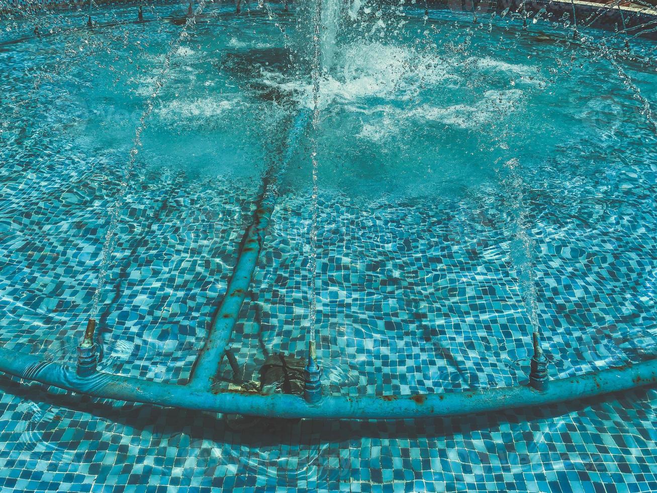 Schwimmbad mit sauberem, klarem Wasser. Chloriertes blaues Wasser in einer Badeschüssel. gesunder Lebensstil, aktiver Wassersport im Pool foto