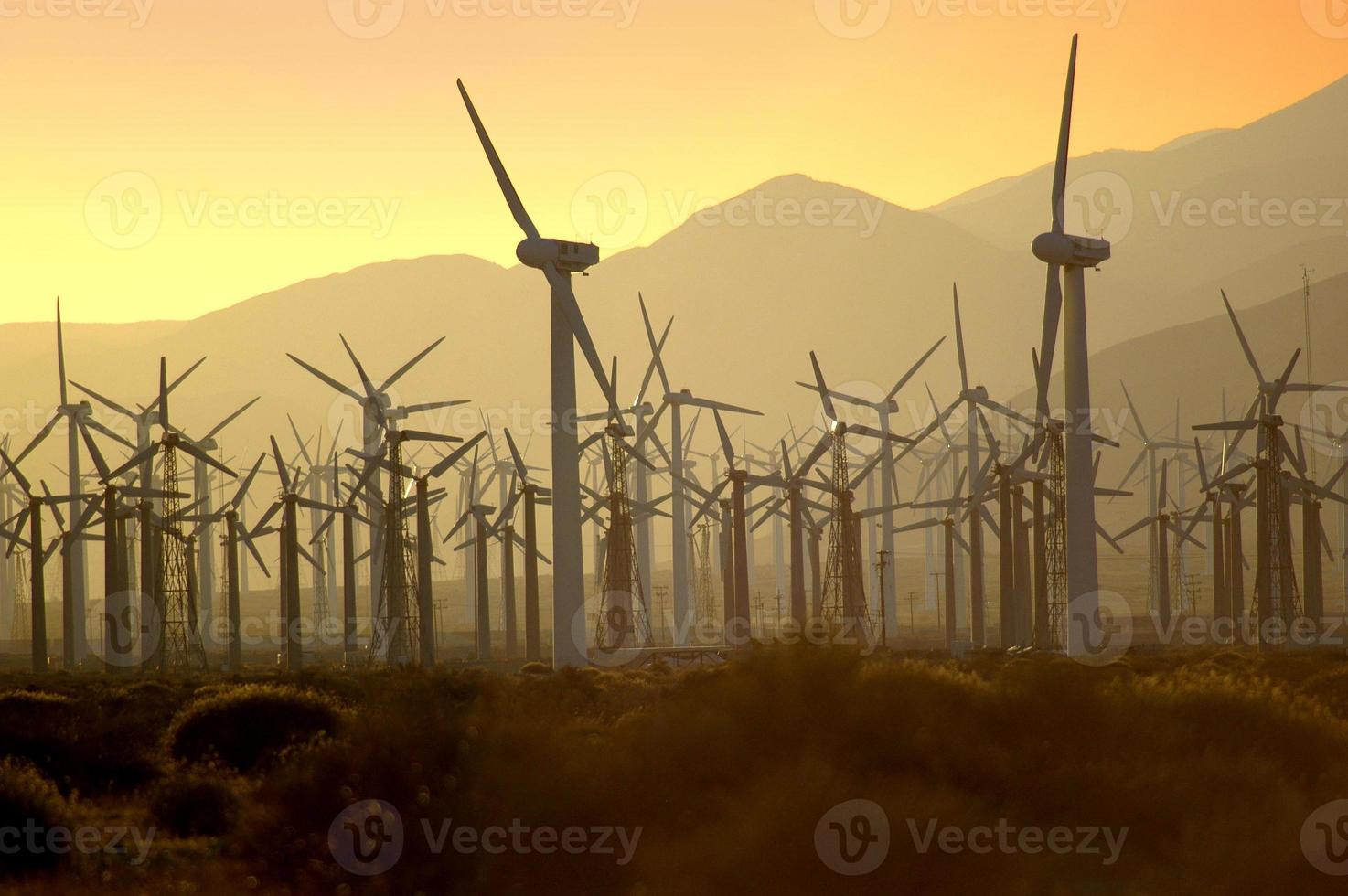 Windenergie bei Sonnenuntergang, die von diesen Windmühlen erzeugt wird, versorgt Palm Springs, Kalifornien, mit Strom. foto