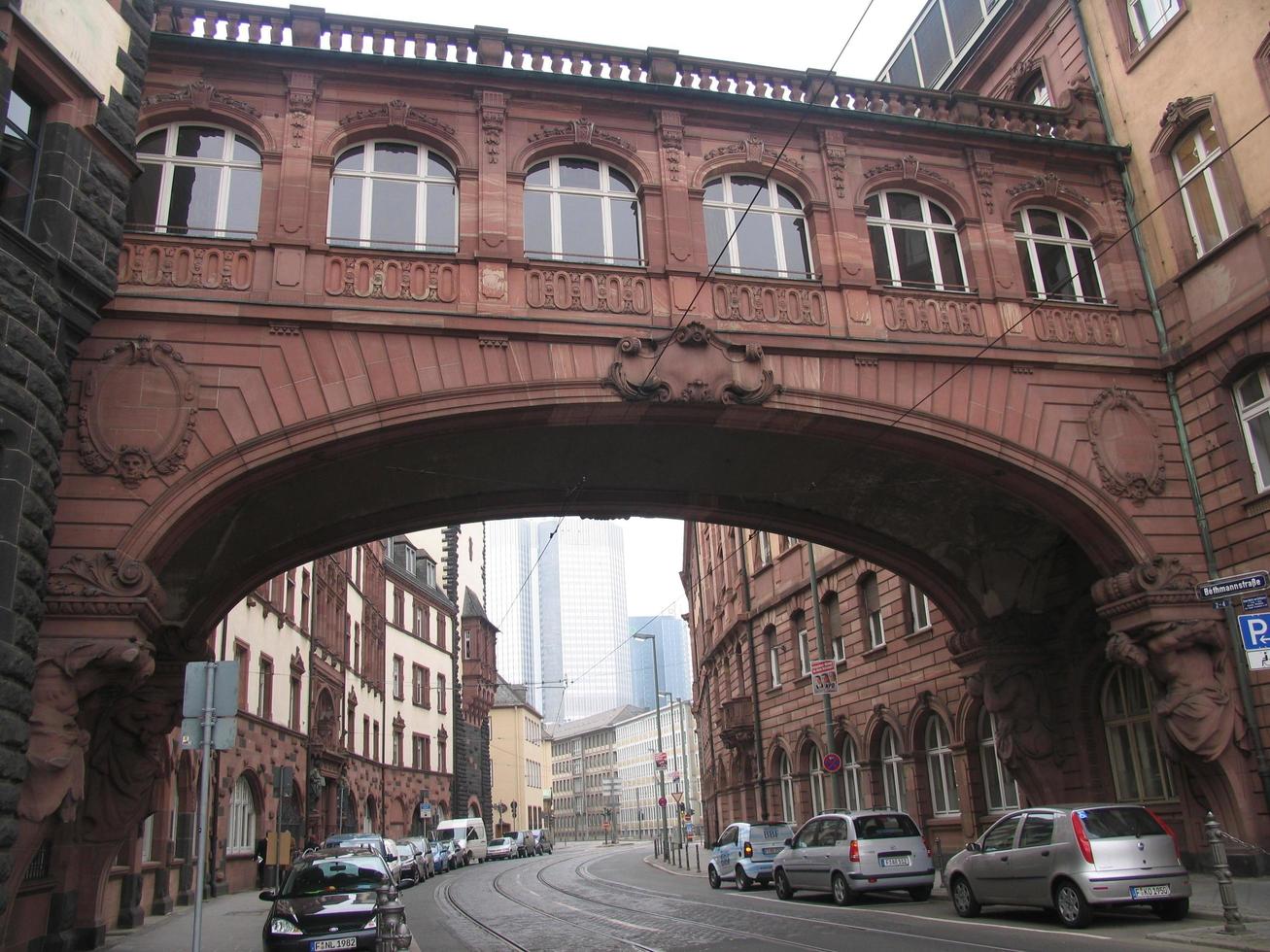 alte Brücke zwischen zwei Gebäuden foto