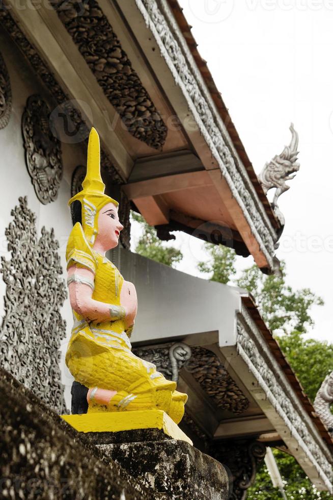 kleine gelbe steinstatue buddha in der nähe des tempels. Chiang Mai, Thailand. foto