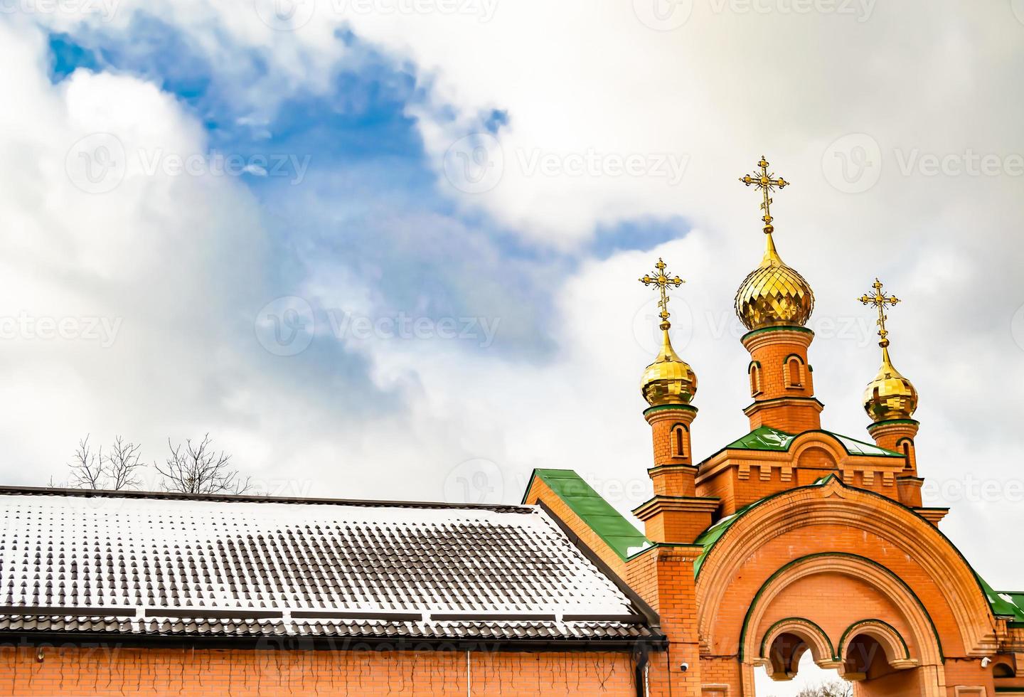 christliches Kirchenkreuz im hohen Kirchturm zum Gebet foto