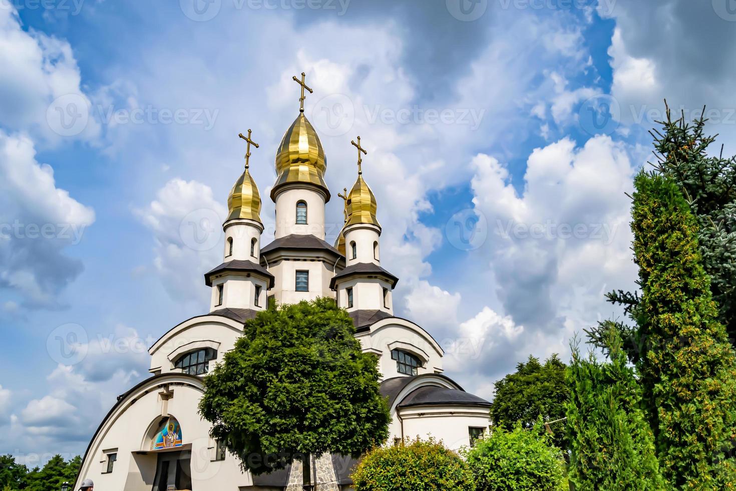 christliches Kirchenkreuz im hohen Kirchturm zum Gebet foto