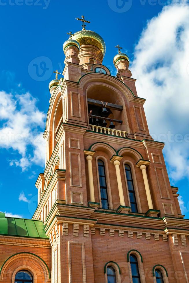 christliches Kirchenkreuz im hohen Kirchturm zum Gebet foto