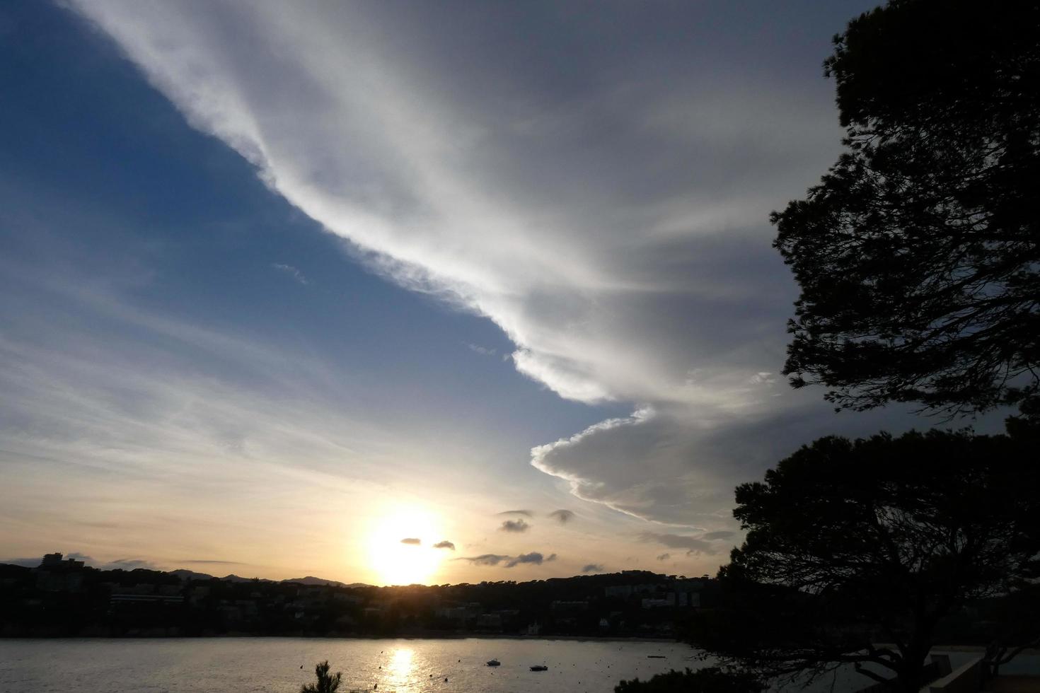 Wolken und Lichteffekte am Himmel in der Morgen- oder Abenddämmerung. foto