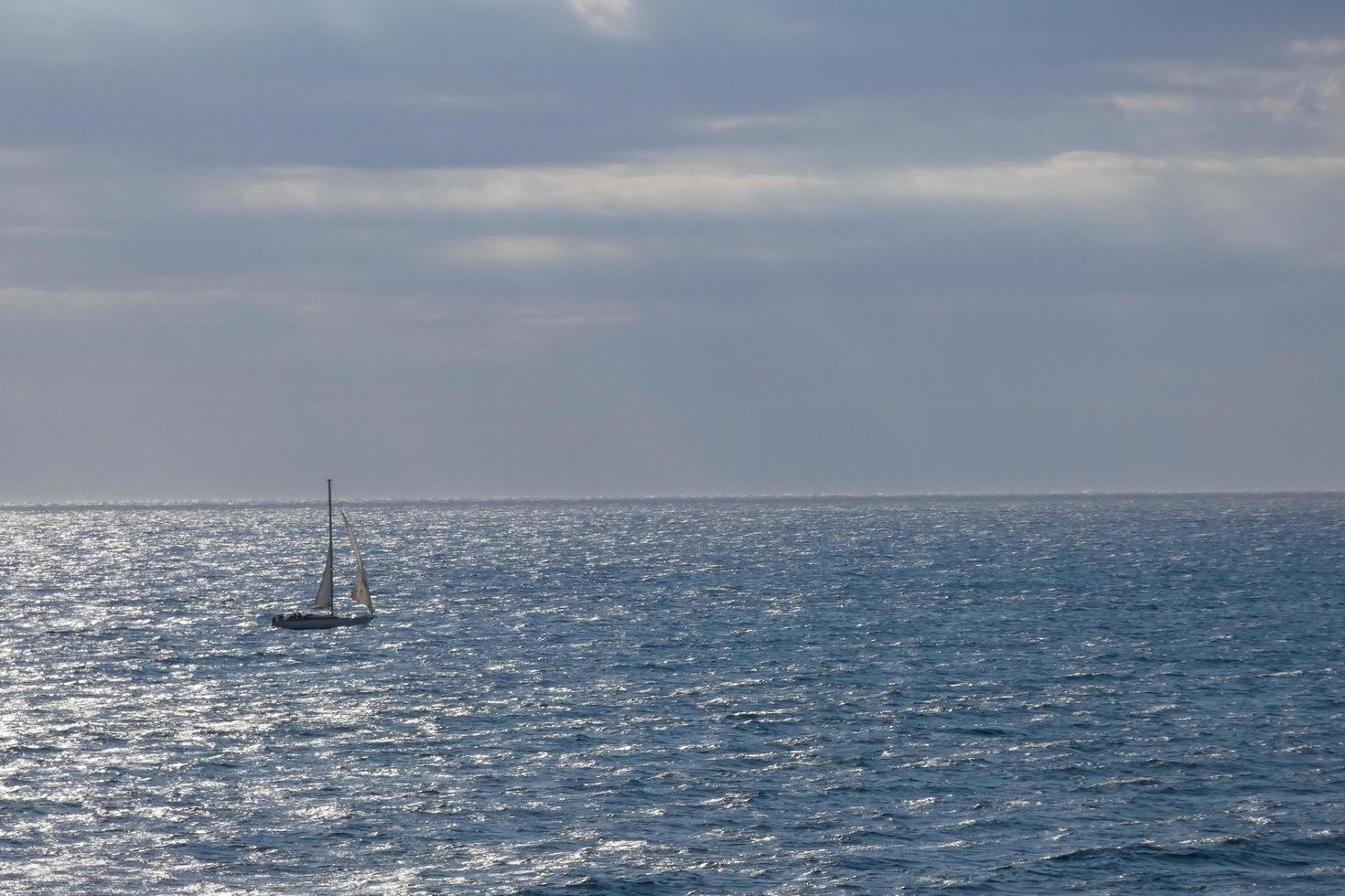 segelbootsegeln im mittelmeer, ruhiges wasser foto