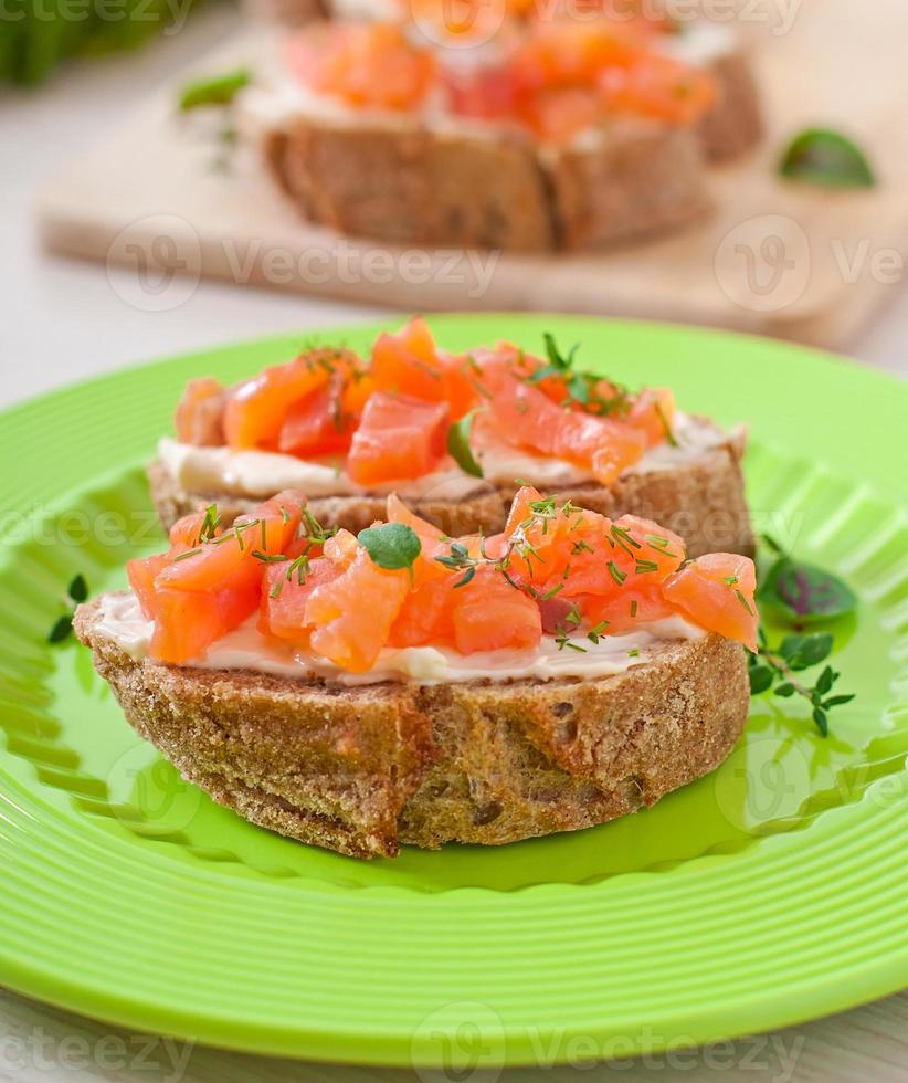 Sandwich mit gesalzenem Lachs und Frischkäse. foto