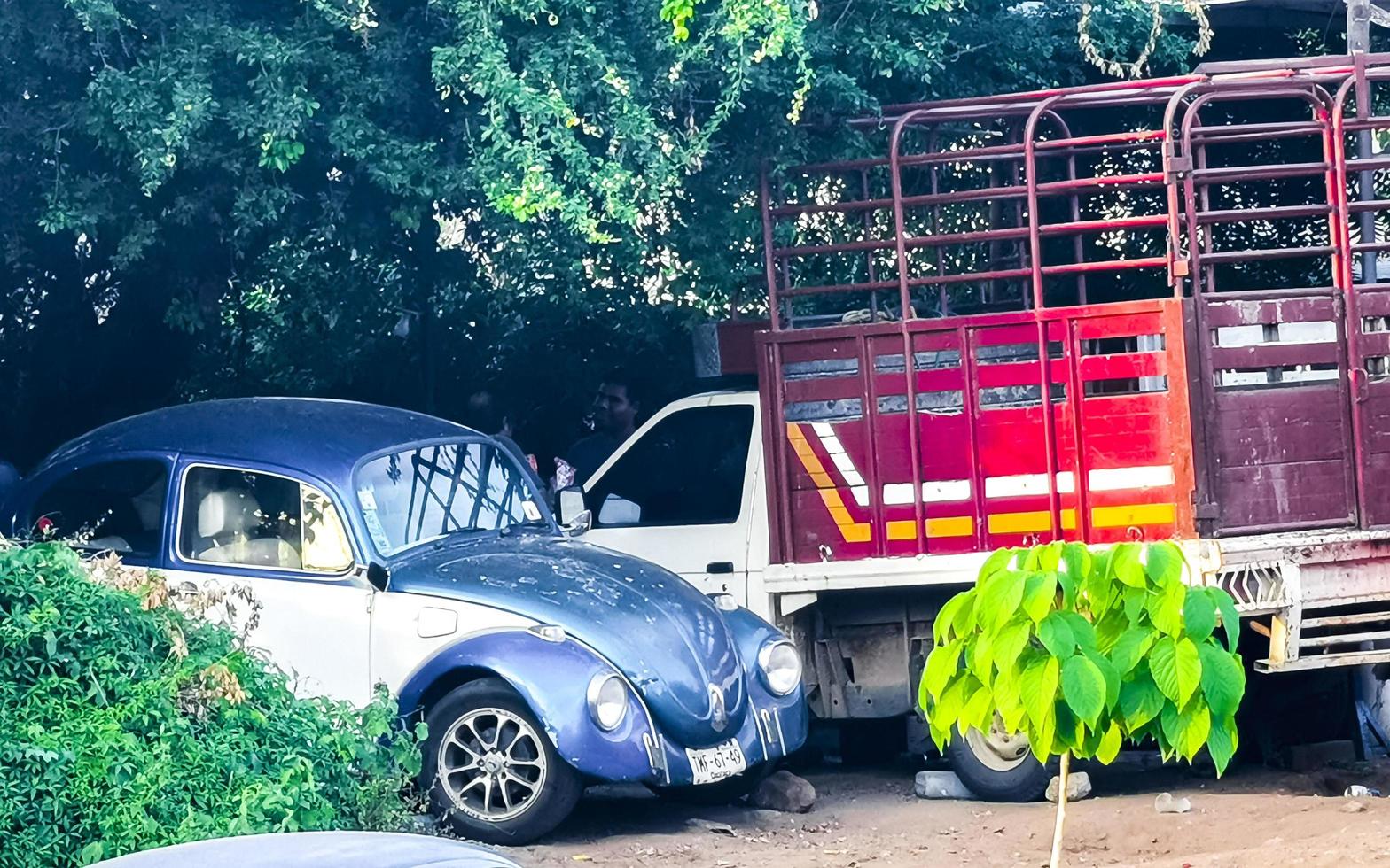 puerto escondido oaxaca mexiko 2022 verschiedene bunt getunte autos und klassische oldtimer mexiko. foto