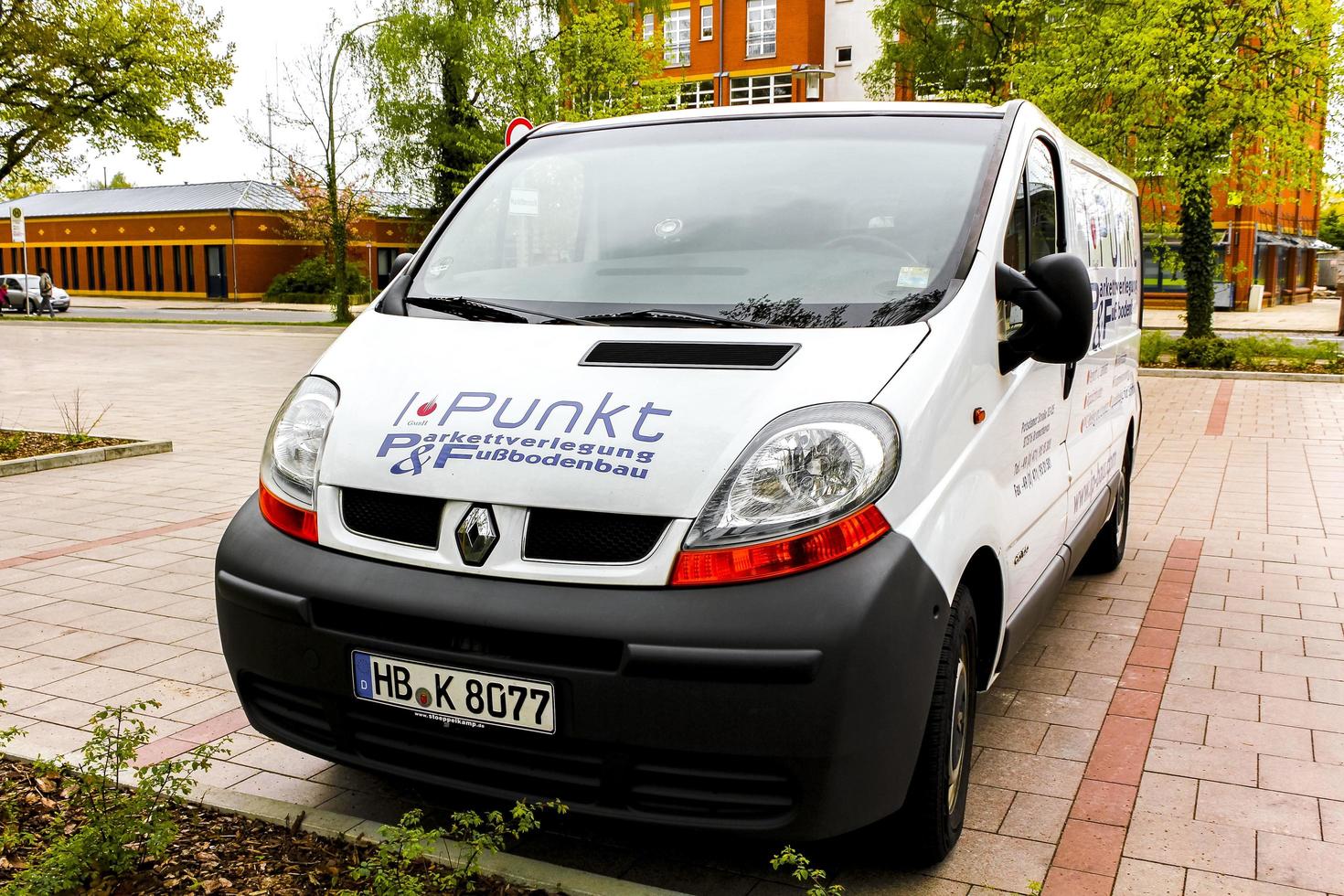 leherheide bremerhaven deutschland 2010 weißes van autofahrzeug steht auf parkplatz in deutschland. foto