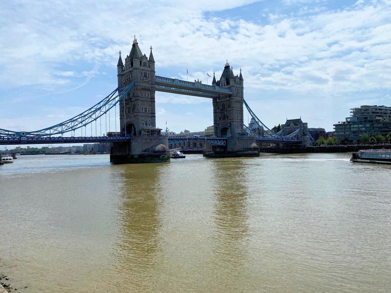 london in großbritannien im juni 2022. ein blick auf die tower bridge in london foto