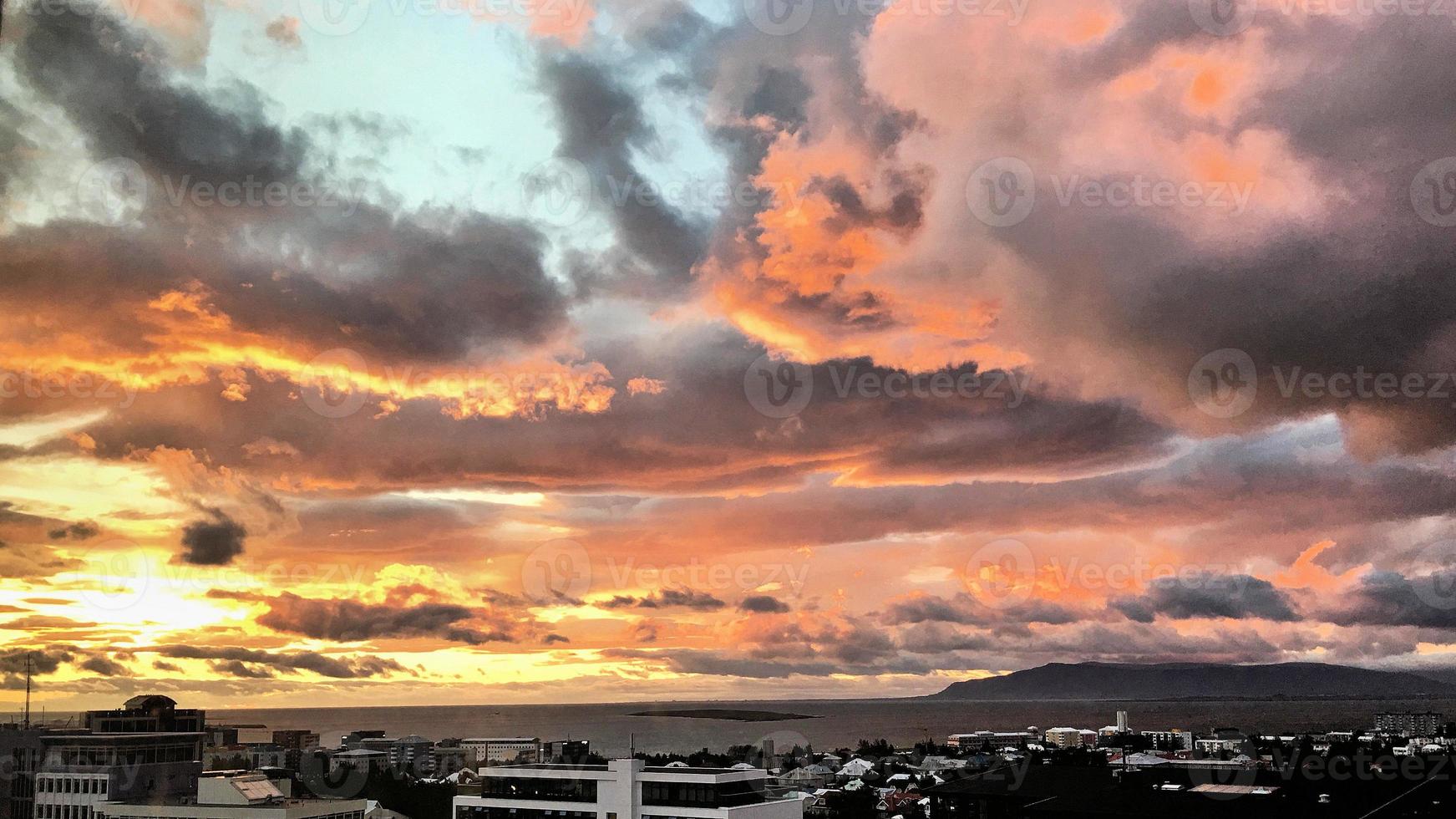 ein sonnenuntergang über reykjavik in island foto