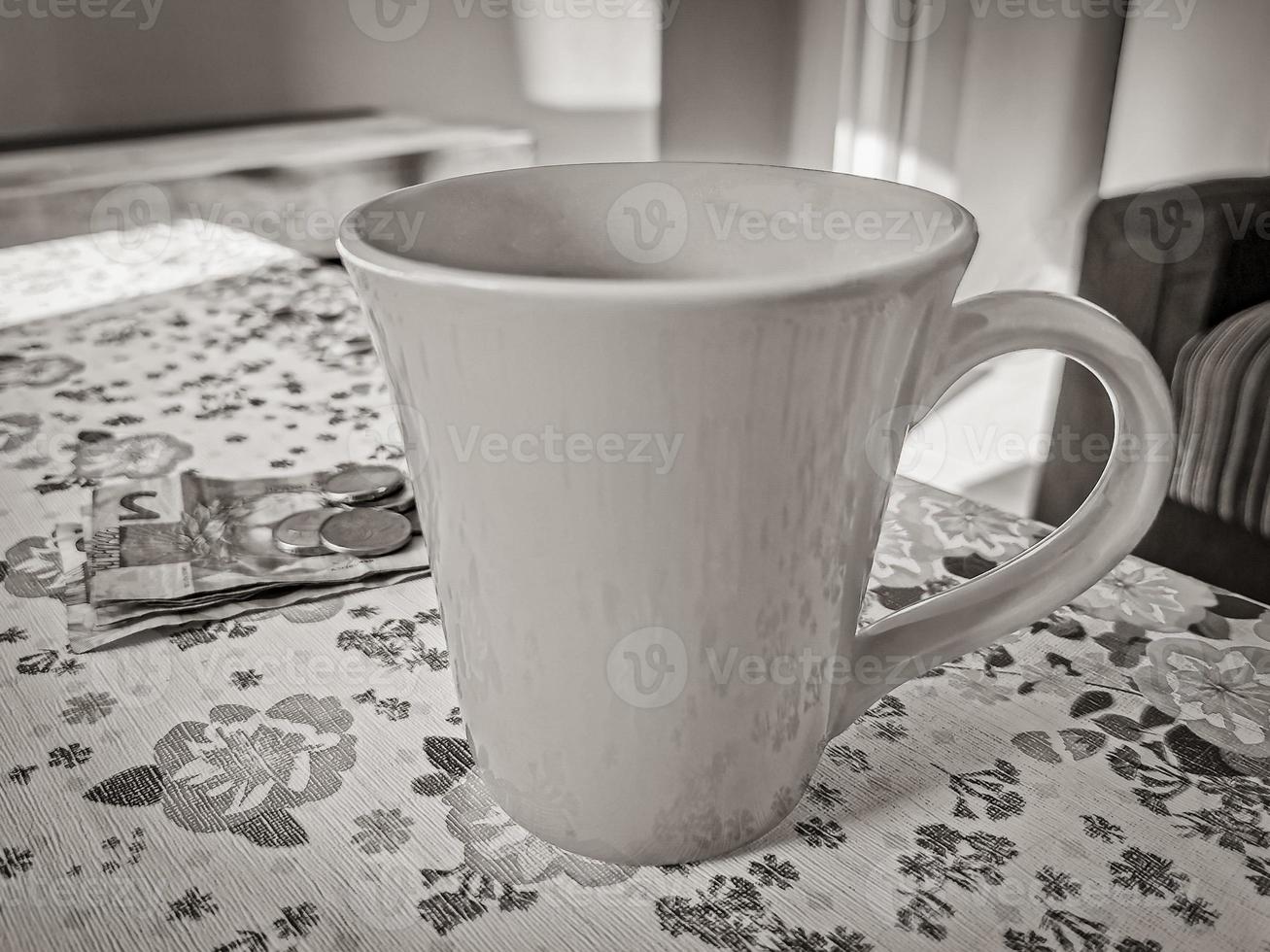 rote tasse kaffee und geld auf dem tisch brasilien. foto