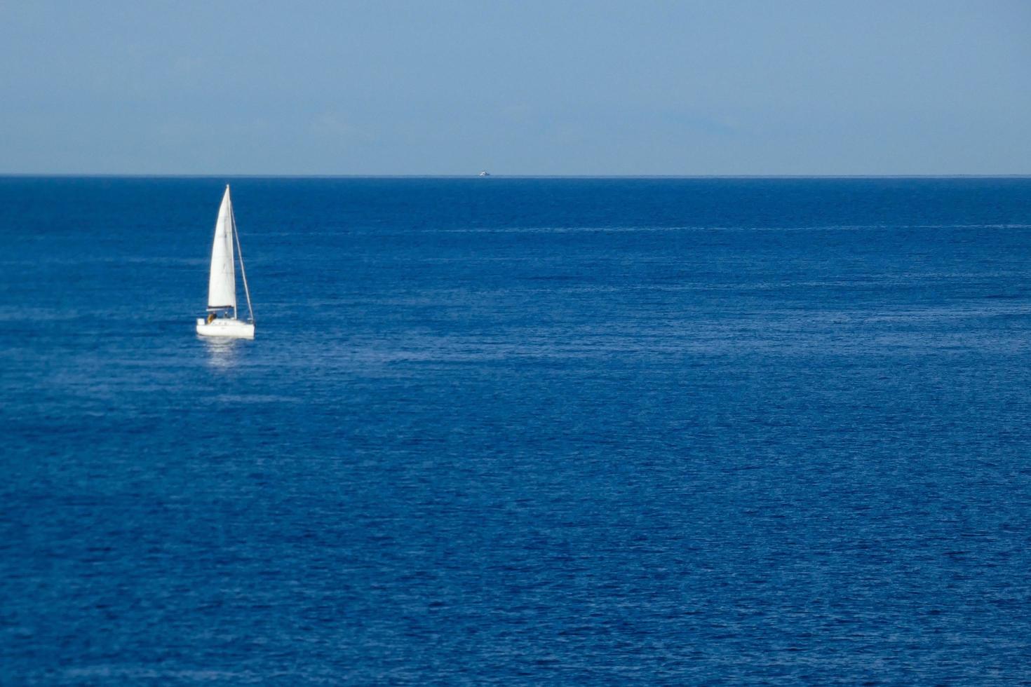 segelbootsegeln im mittelmeer, ruhiges wasser foto